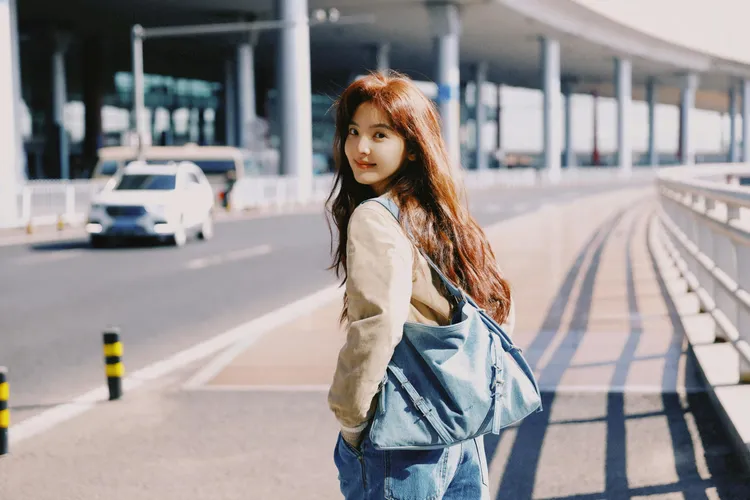 章若楠選搭Voyou丹寧包。品牌提供