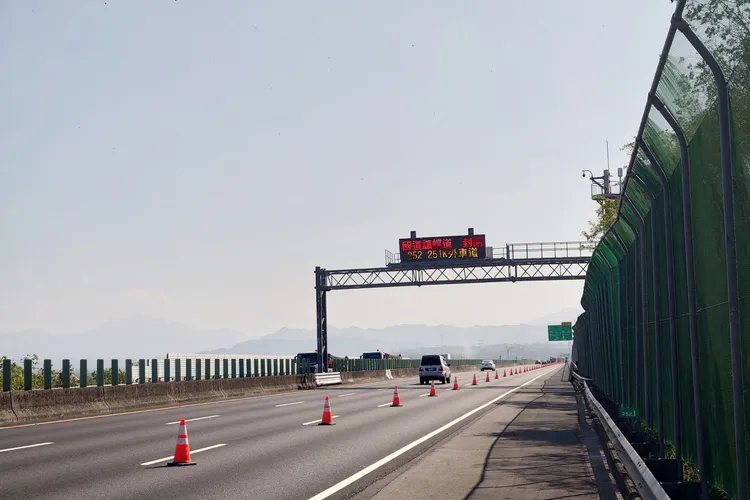 高公局今年首度啟動讓道，呼籲用路人經過時正常行駛，不要驟然減速觀看。陳瑞祥提供