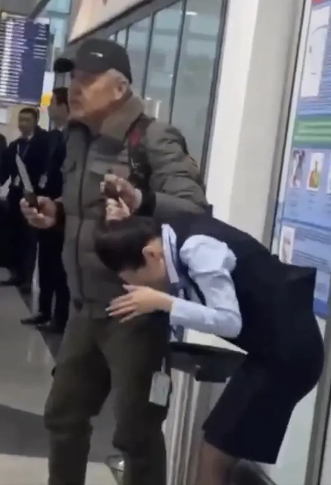 自稱有炸彈的歹徒挾持女人質。翻攝自X