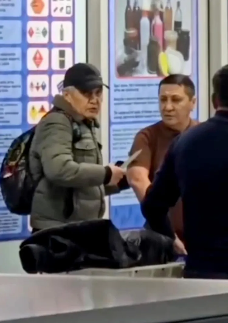 歹徒似乎分神。翻攝自X