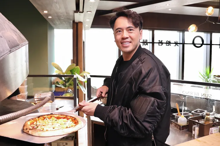 黃銘賢於旗下「光培若蔬食」示範爐烤披薩。莊宗達攝影