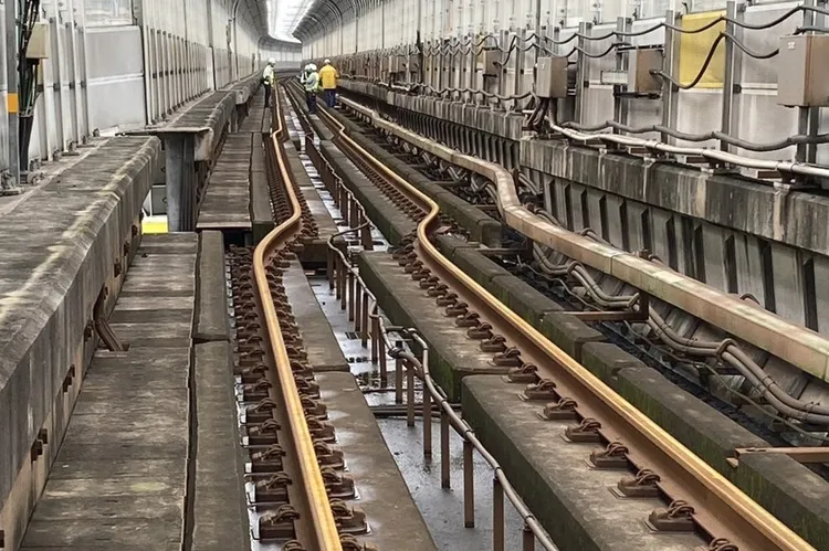 捷運環狀線因0403地震部分路段鋼箱梁錯位、軌道變形。新北捷運局提供