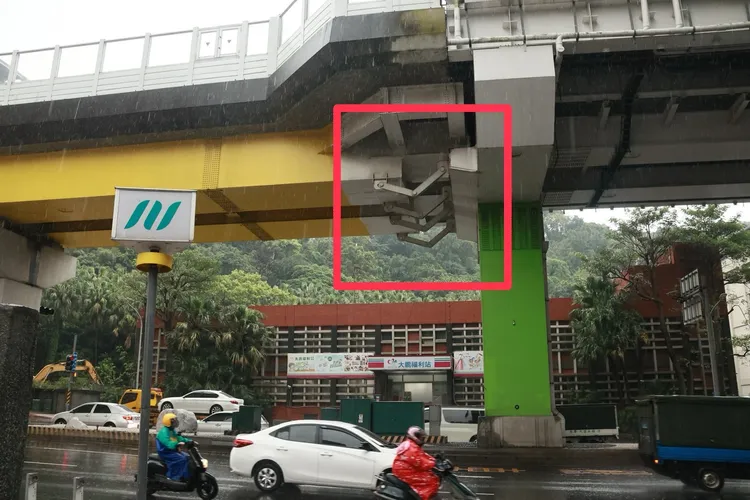 秀朗橋站防落橋裝置（紅框處）在綠色柱子的兩側設計不同。彭欣偉攝