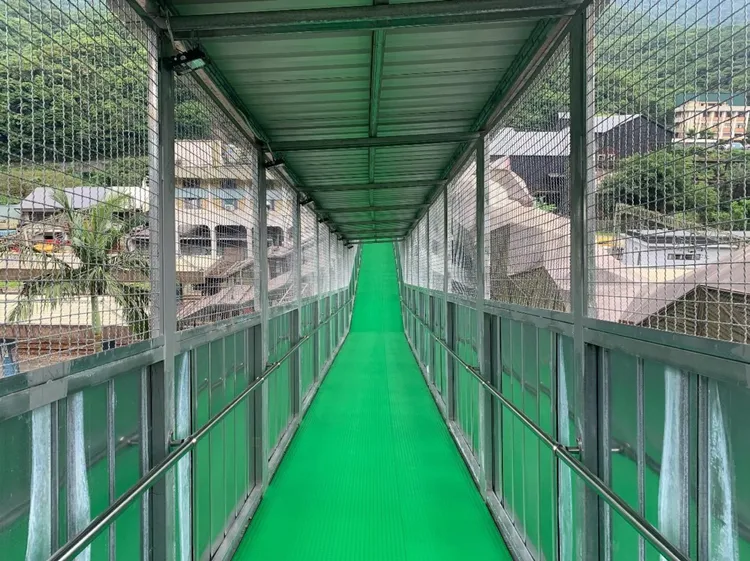 便橋有許多貼心設計，如地面鋪設防滑地墊並採友善通行空間等。觀光局提供
