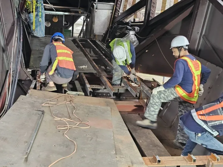 貓橋橋體補強結構施工，只能利用凌晨火車沒開的時段進行。觀光局提供