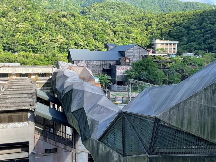 猴硐「貓橋」已使用多年，受到當地潮溼氣候影響，考量遊客安全及旅遊環境的品質，著手進行修繕。觀光局提供