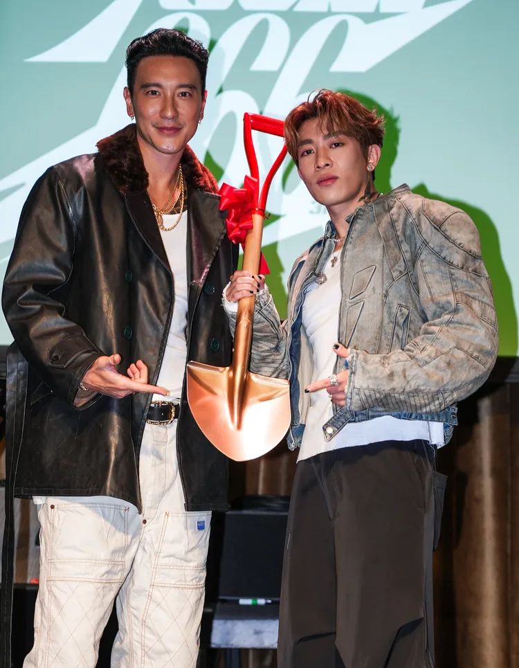 王陽明（左）送Tyson Yoshi金鏟子，祝賀產量閃閃發光。圖／想不到音樂工作室提供