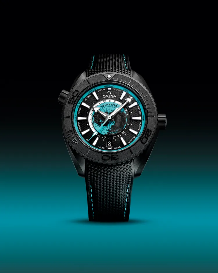 OMEGA海馬Planet Ocean 600米系列45.5mm，黑色陶瓷錶殼 搭配橡膠錶帶，49萬元。品牌提供