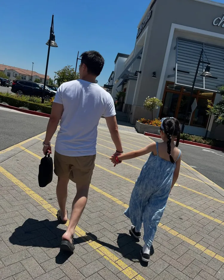 阿緯牽著「前世情人」寶貝女兒。翻攝阿緯臉書