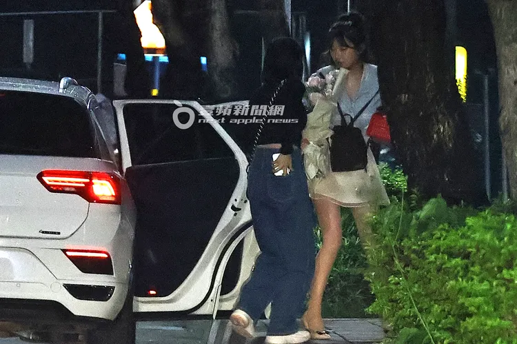 李珠珢抱著漂亮的花束下車返回新家。特勤中心攝