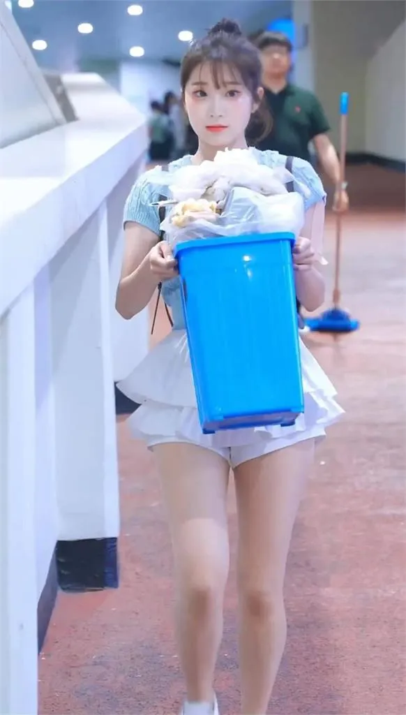 李珠珢在韓國時曾被拍到應援後自己抱著滿出來的垃圾桶去倒掉。翻攝My chuuu uuuhc ym臉書