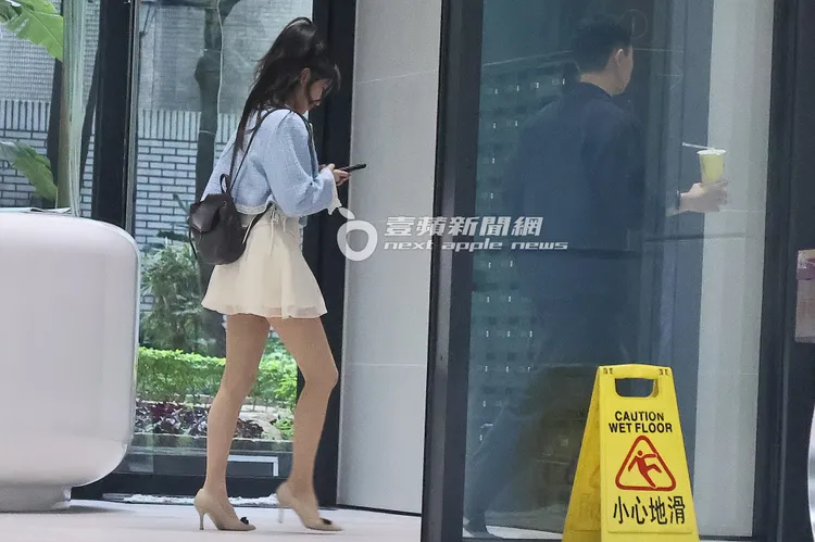 工作人員（右）幫忙拿手搖飲，帶李珠珢上樓工作。特勤中心攝