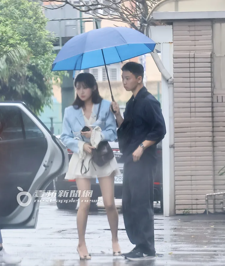 李珠珢（左）服裝未換趕往下個工作現場。特勤中心攝