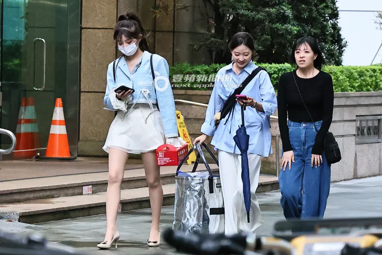 李珠珢（左）下班後終於可以滑手機。特勤中心攝