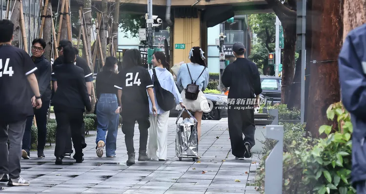 李珠珢（右二）來台發展，有多名工作人員隨行。特勤中心攝