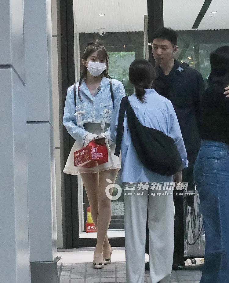 李珠珢（左）工作結束後，打包帶走心愛的「洪瑞珍」三明治。特勤中心攝