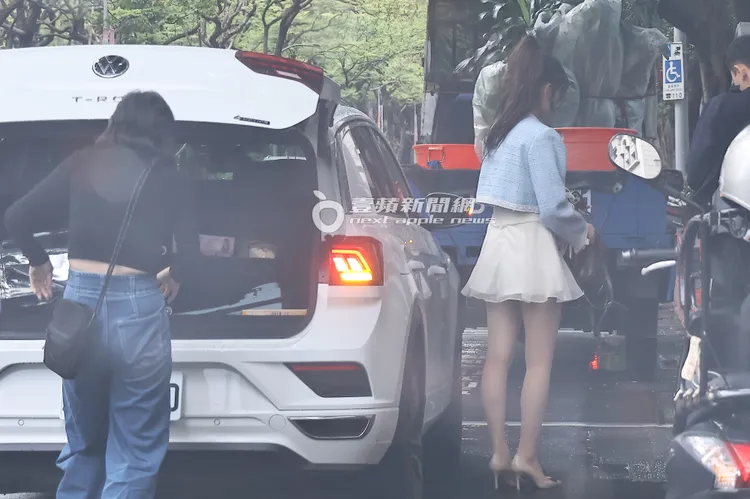 李珠珢妝髮變成高馬尾造型，前往下個工作地點。特勤中心攝