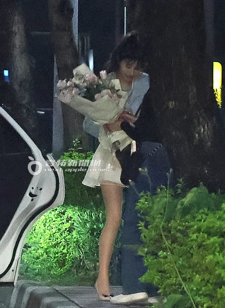 李珠珢牢牢抱住花束帶回家。特勤中心攝