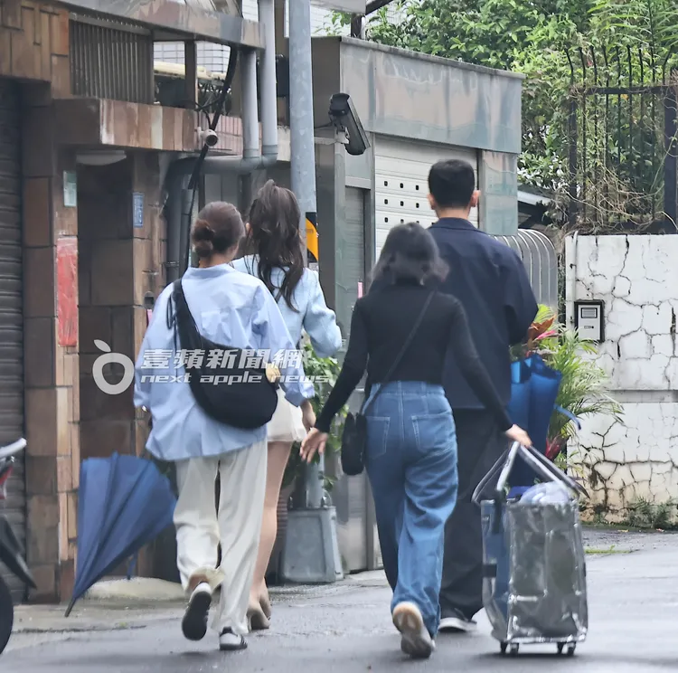 李珠珢（左前）當天連趕好幾個工作行程。特勤中心攝