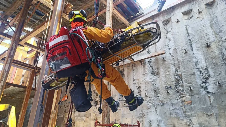 消防人員以吊掛方式救出工人。民眾提供
