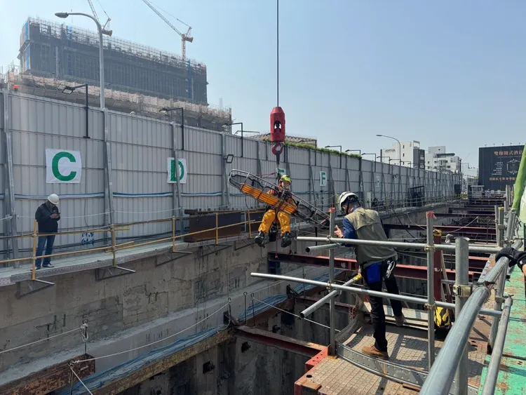 受傷工人疑似墜落的位置。民眾提供