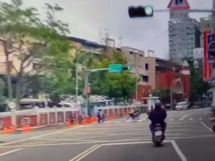 親班老師帶學童闖紅燈過馬路。翻攝《threads》