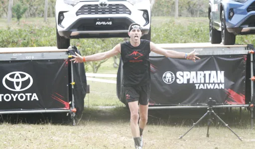 這樣的領航猿「卡總」你看過嗎?竟然變身猛男參加斯巴達障礙跑