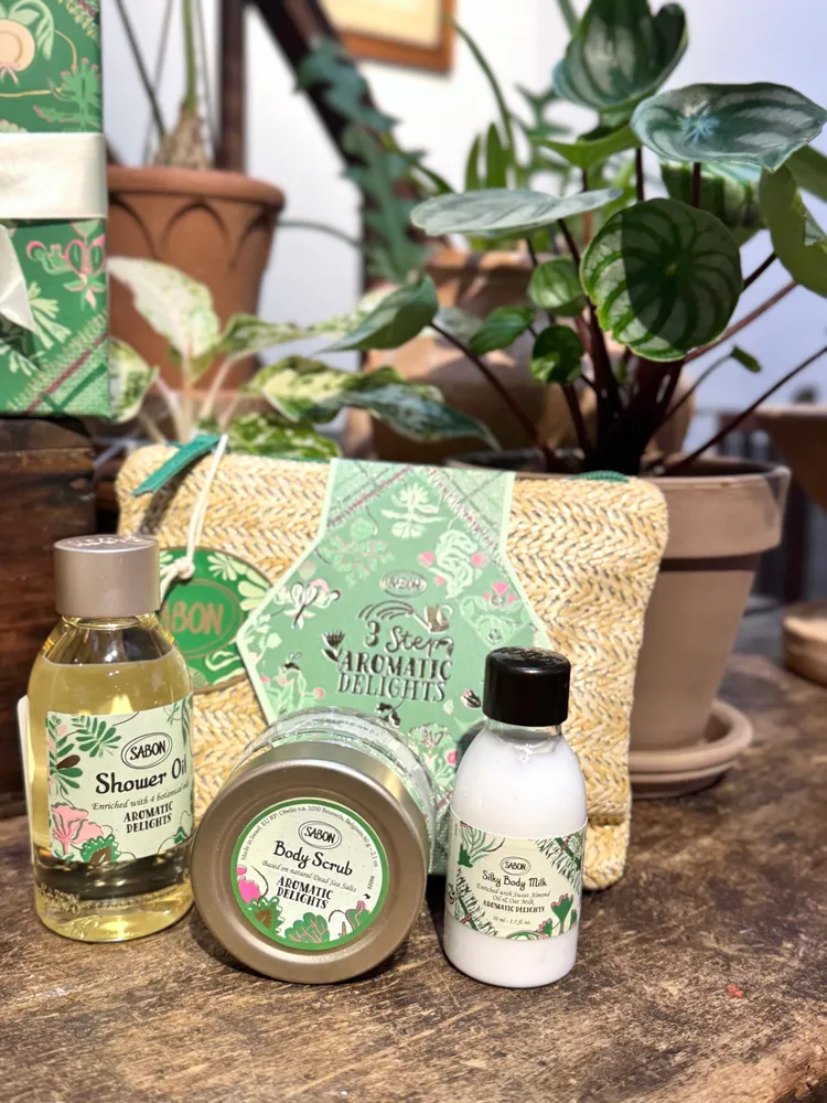 綠野尋蹤明星三部曲推薦組，100ml沐浴油+60g身體磨砂膏+50ml絲綢身體乳液+品牌編織化妝包，1580元。張家玲攝