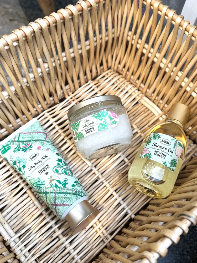 綠野尋蹤沐浴油300ml／1080元、身體磨砂膏320g／1580元、絲綢身體乳液200ml／1480元。張家玲攝