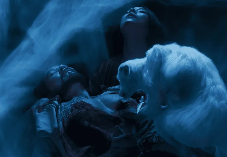 由娜然（右）飾演的妲己，為救費翔（左）不惜犧牲自身法力。鴻聯國際提供