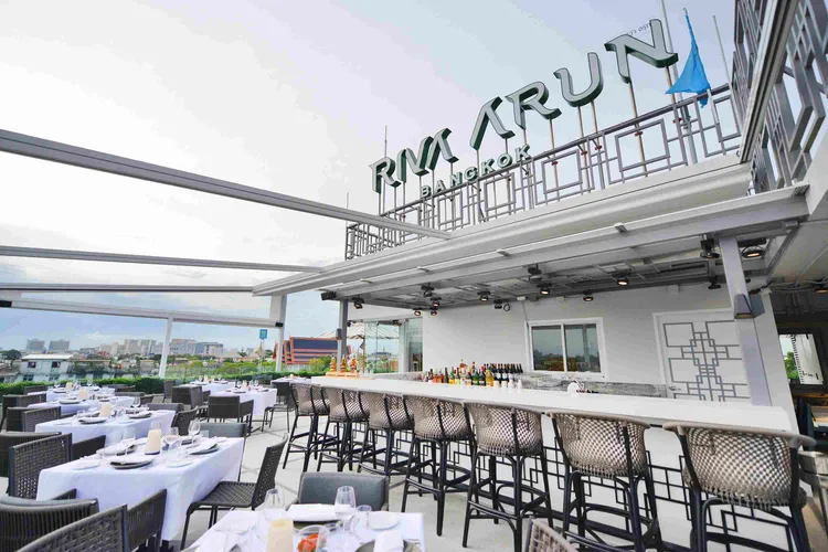 泰國「曼谷鄭王廟」，有著「泰國艾菲爾鐵塔」的美名，每年四月更是堆建沙塔的重要景點。業者提供