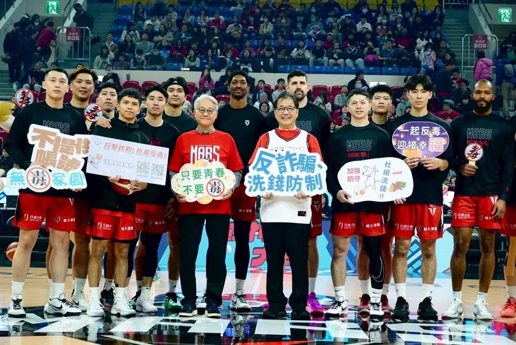 台新金控董事長吳東亮攜手法務部部長鄭銘謙，與台新戰神球員一起響應法務部宣導活動。