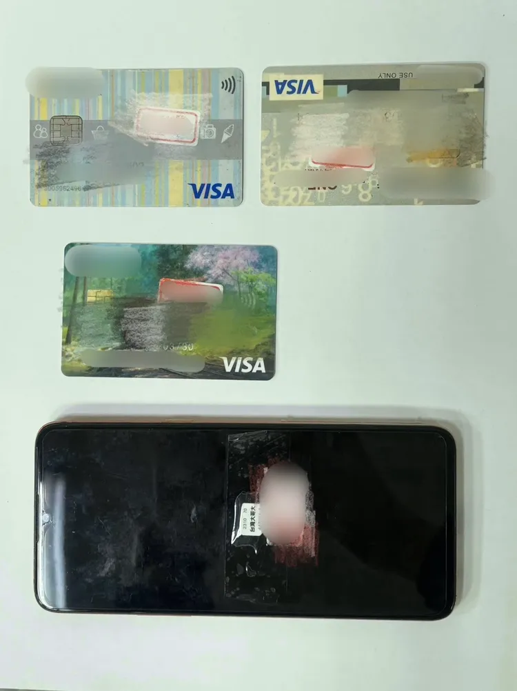 警方當場逮捕曾女，起出提款卡、手機等贓證物。翻攝照片