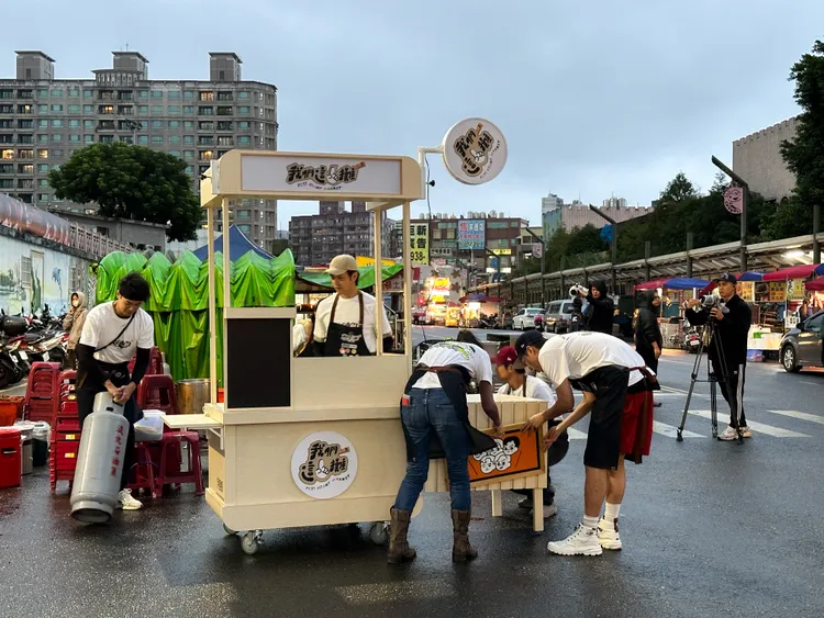 藝人們在中壢夜市擺攤賣牛排。華視提供