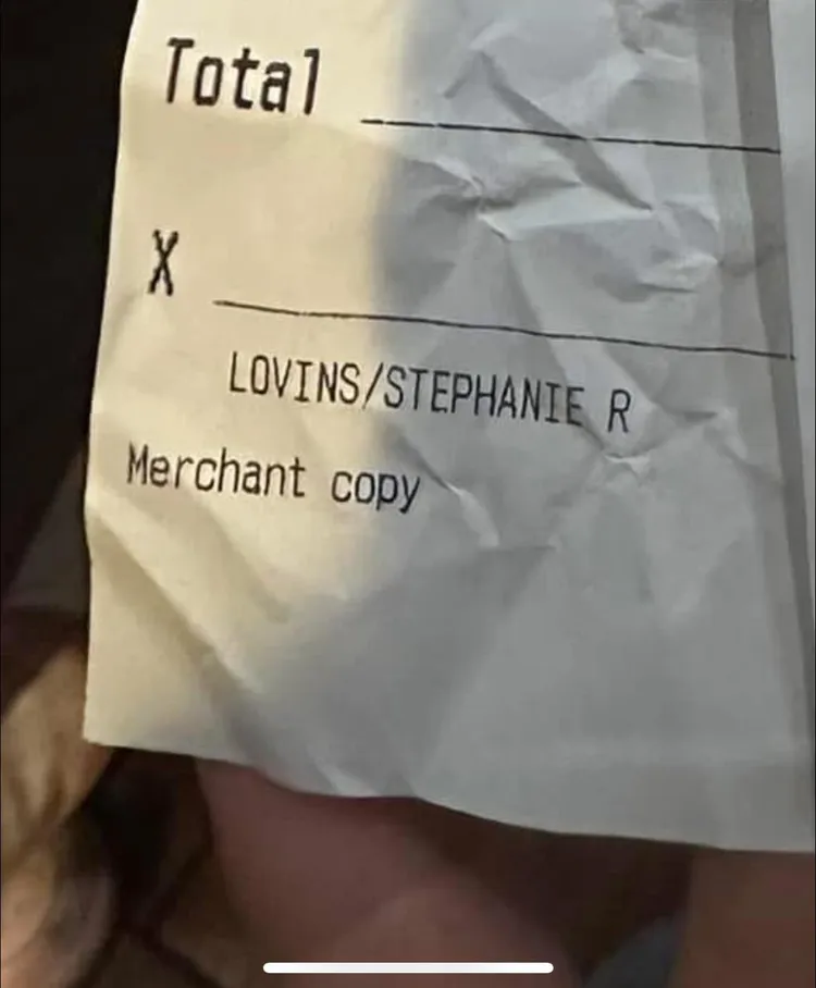 網友根據帳單上姓名肉搜出女子身分。翻攝自臉書