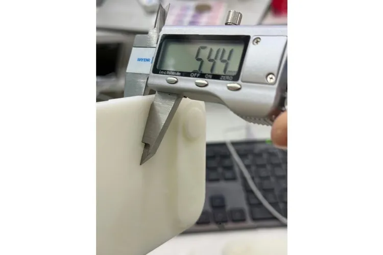 流傳 iPhone 17模型測量厚度。FPT