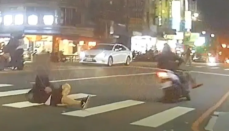行人踹車後也摔倒。翻攝自WoWtchout – 地圖型行車影像分享平台