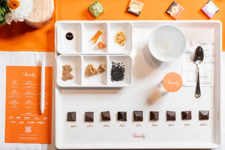 Venchi以多種食材搭配可可濃度60%～100%的黑巧克力。品牌提供