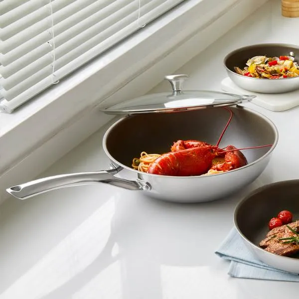 康寧餐具Duranano32cm深炒鍋。業者提供