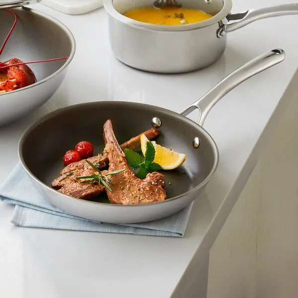 康寧餐具Duranano28cm平煎鍋。業者提供