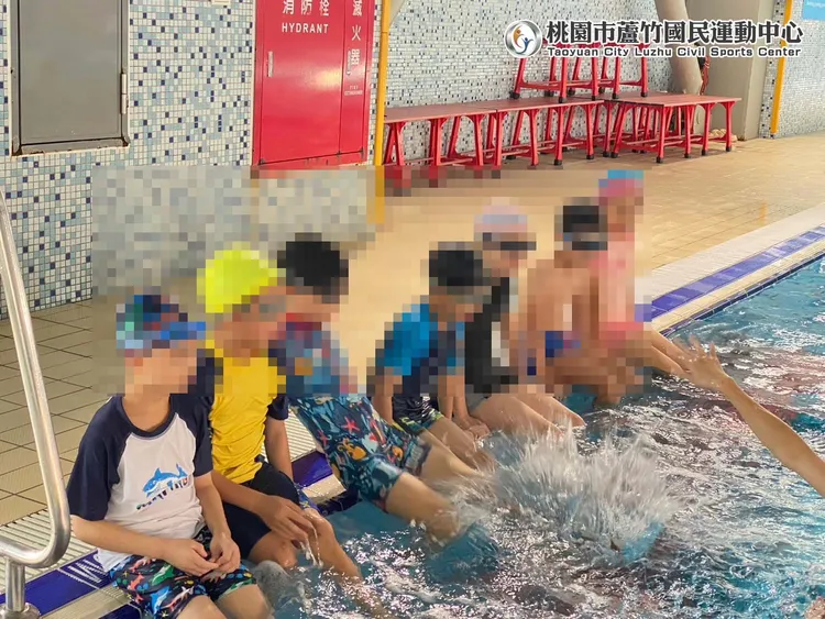 一名媽媽日前陪子女到蘆竹國民運動中心的「兒童池」戲水，未料被泳池排水口吸入無法自行脫離。圖為蘆竹國民運動中心泳池/翻攝自桃園市蘆竹國民動中心臉書