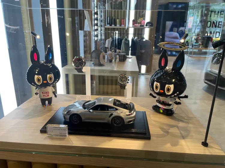 Porsche NOW 新店裕隆城全新型態概念店現場所展示之保時捷重點車款，將每月與進駐藝術家的裝置藝術進行據點陳設調整，同時販售保時捷原廠精品。林浩昇攝