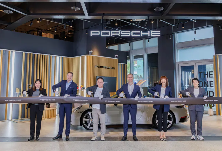 由（由左至右）尚騰汽車集團闕杏如副總經理、台灣保時捷事業發展處長 Rouven Marquardt 馬如峯、尚騰汽車集團吳睿弘執行長、台灣保時捷總裁 Christian Nater 聶德軒、誠品生活商品開發部蔡碧芳副總經理、通路發展事業群新店商場洪麗雯資深經理等貴賓共襄盛舉進行開幕剪綵儀式。業者提供