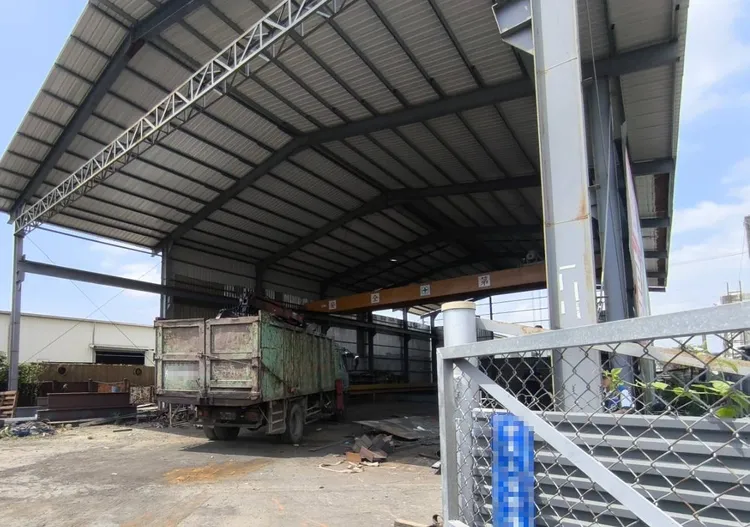 操作吊掛天車的64歲劉男無照，連同工廠負責人被帶回警所偵訊。民眾提供