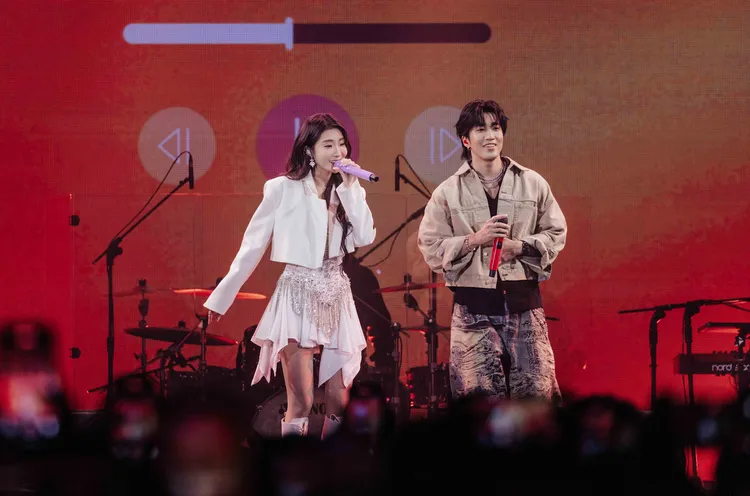 陳華（左）獲首日嘉賓婁峻碩鼓勵，舒緩開唱前壓力。圖／KKLIVE提供