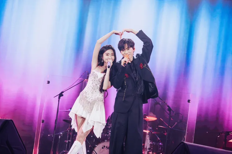 陳華（左）與邱宇辰甜蜜對唱《CANDY》。圖／KKLIVE提供