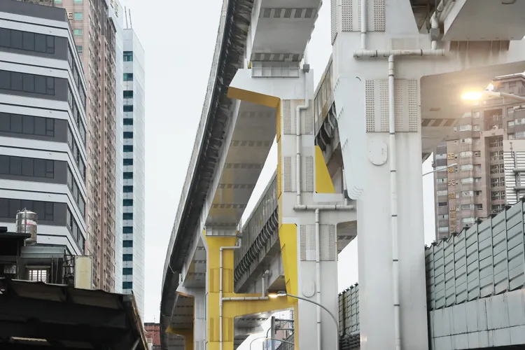 中華工程認為監察院明確指出設計與監造有責任，新北市府卻將所有問題推給施工方（圖為環狀線震後軌道位移地點現況）。彭欣偉攝