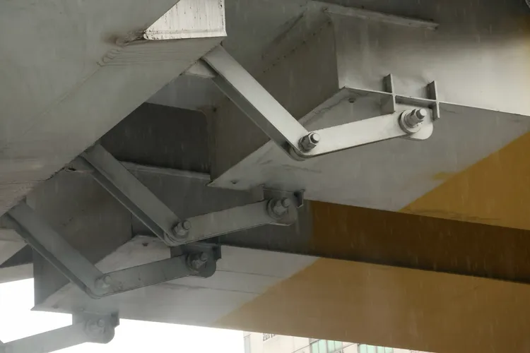 「L型防落橋裝置」可在地震或極端狀況下防止橋梁構件脫落，卻不在中華工程施工的設計圖。彭欣偉攝