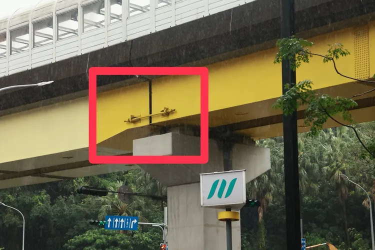 不在中華工程施工設計圖上的防落橋「鋼索連接裝置」。彭欣偉攝