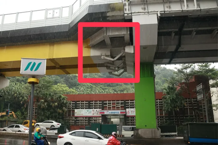 秀朗橋站防落橋裝置綠色柱子的兩側設計不同。彭欣偉攝